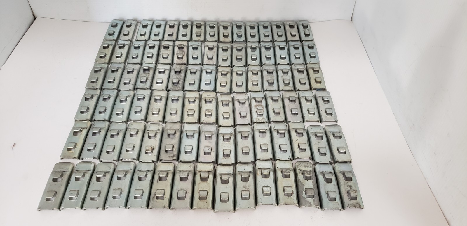 TENNSCO SHELVING CLIPS (LOT OF 90)