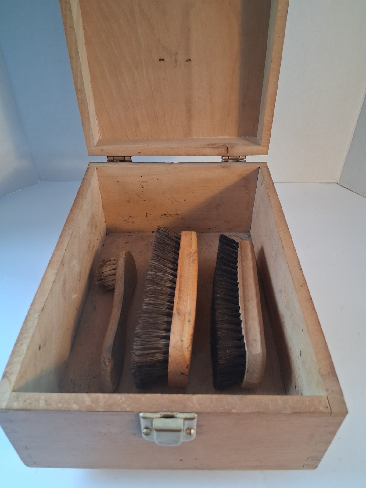 Vtg 1960's Shoe Shine Valet; Brush Kit Includ.; Dove Tail Wood Detail; EUC/Mint!