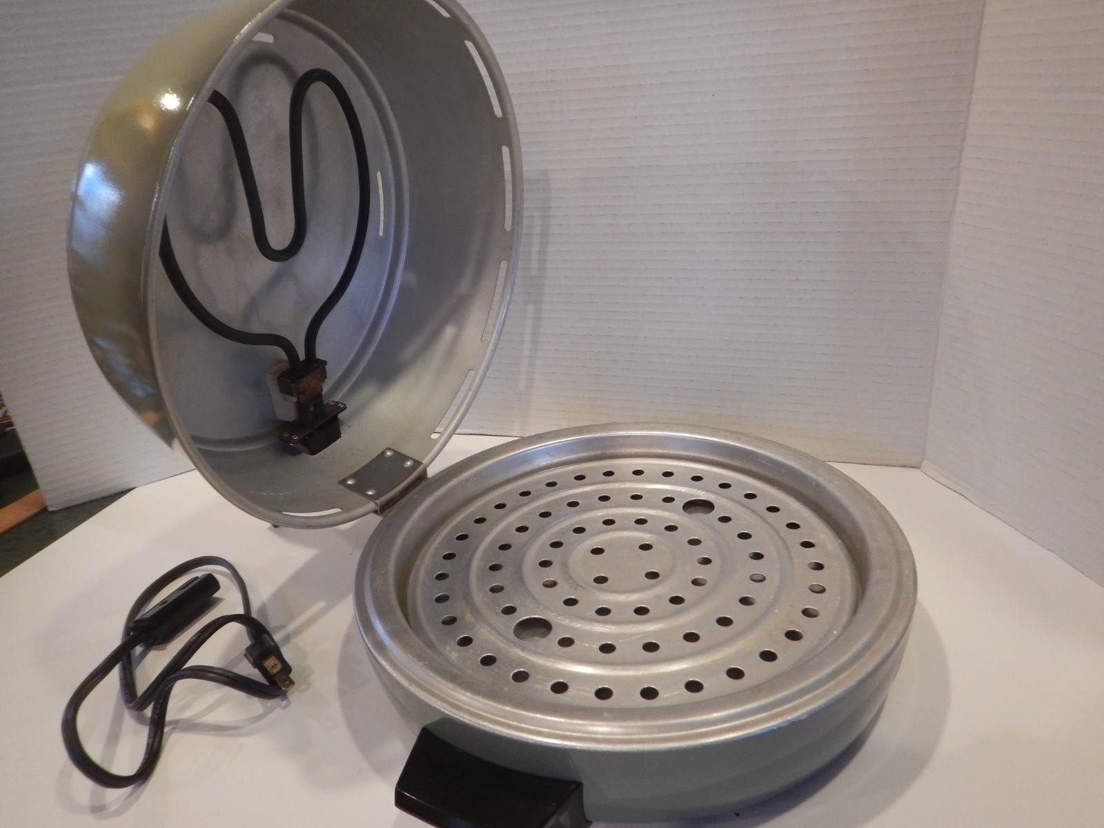 VTG Mirro Portable Electric Broiler 0475-37 Round 9 1/2" Avacado Green