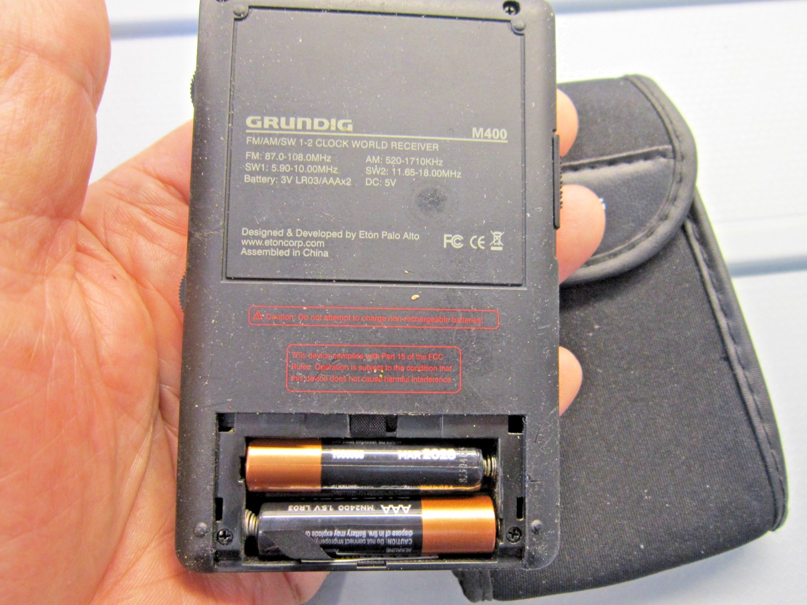 Grundig M400 AM/FM/SW 1-2 World Radio Black Working STICKY no battery cover