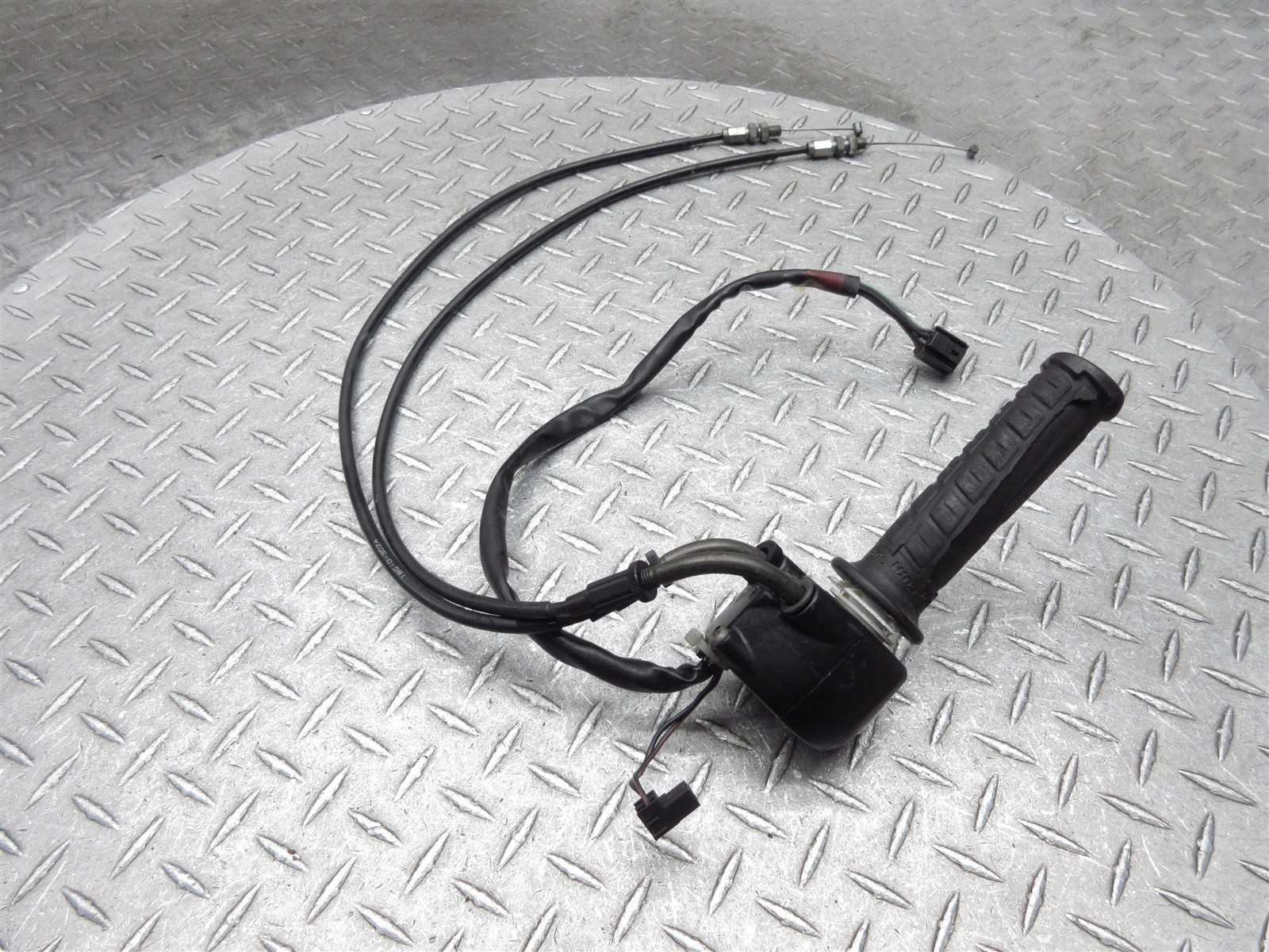 2003 03-04 Suzuki GSXR 1000 GSXR1000 Right Switch Throttle Control Cable Grip