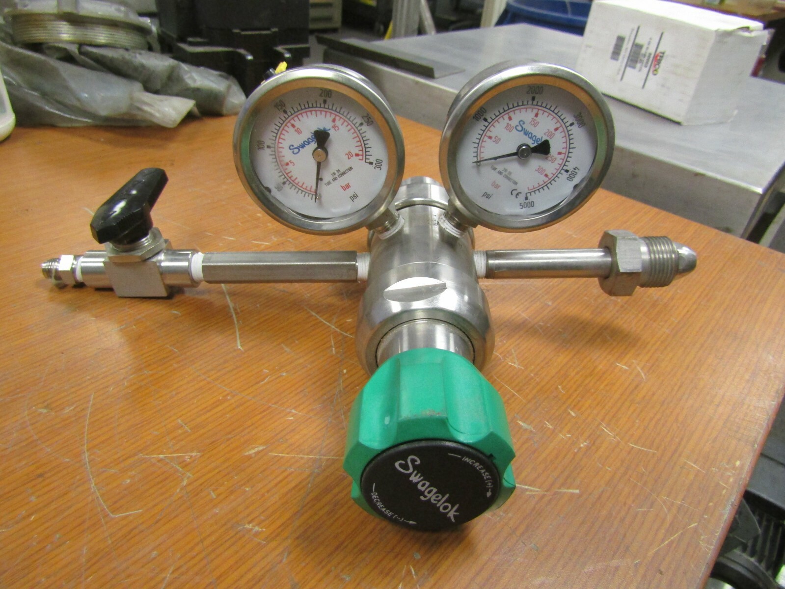 😎 SWAGELOK STAINLESS STEEL 2-STAGE PRESSURE REGULATOR KCY1GRF412A20000.