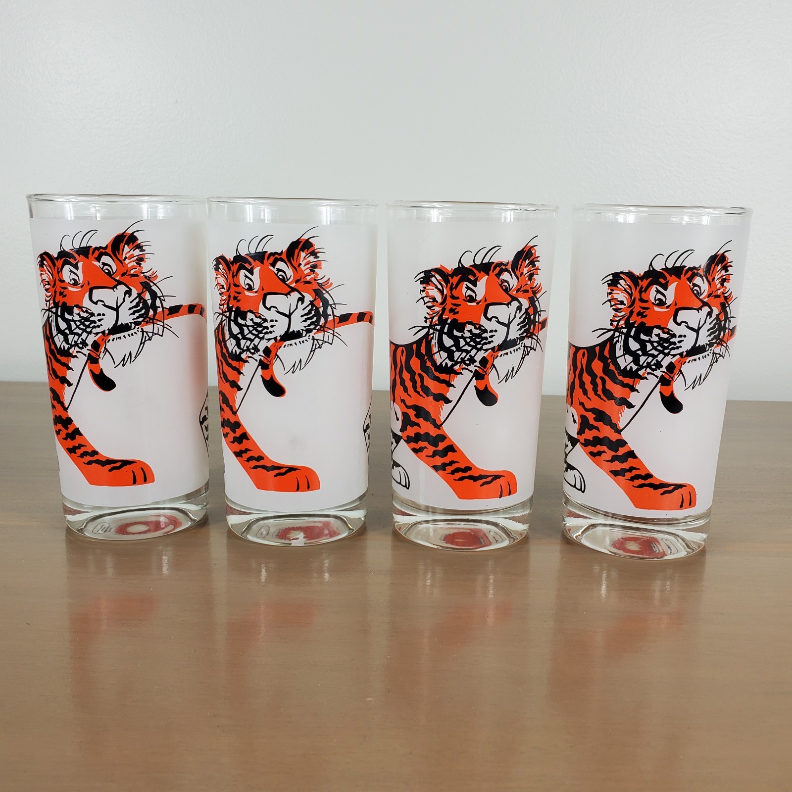 Esso Exxon Gas Tiger in your Tank 4 Glasses Pitcher 2 Cereal Bowls Vintage