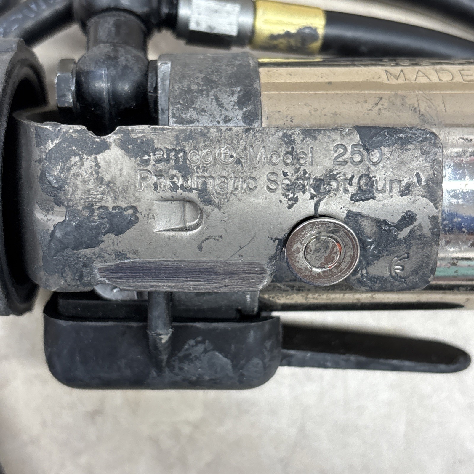 SEMCO Model 250 Pneumatic Retainer Sealant Tool Gun 6 oz. Retainer & Hose