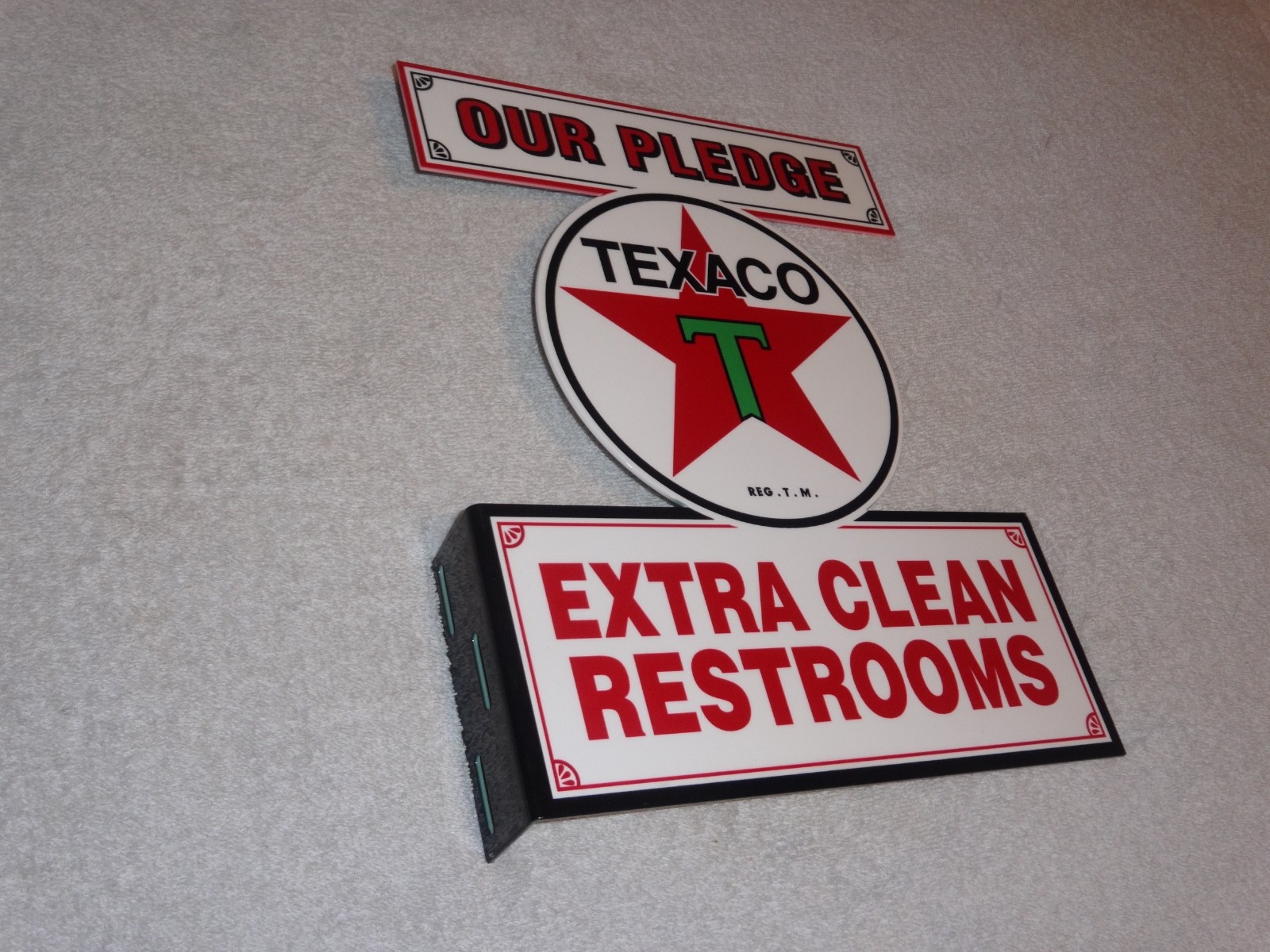 VINTAGE TEXACO OUR PLEDGE CLEAN RESTROOMS 11 3/4" METAL GASOLINE OIL FLANGE SIGN
