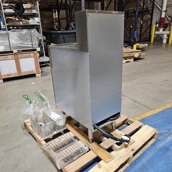 Dean by Frymaster SR114E Super Runner Economy 40 lb. Electric Floor Fryer - 240V