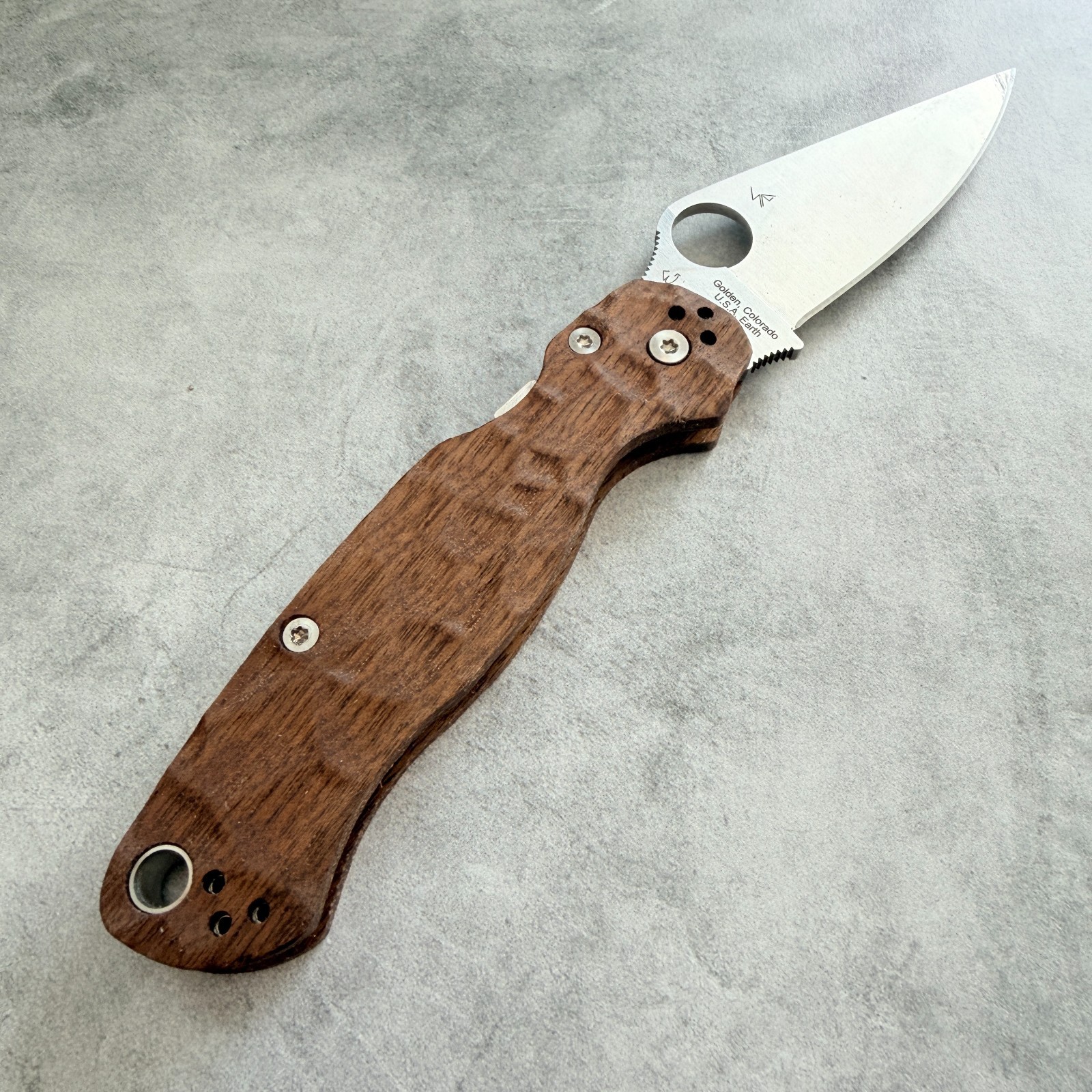 Royalcurl walnut scales for Spyderco Paramilitary 2