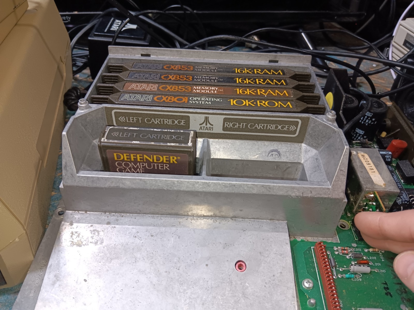 Atari 800 BAREBONES Motherboard-FULL RAM-GAMES-BASIC & MONKEY II-GOOD-SEE ALL