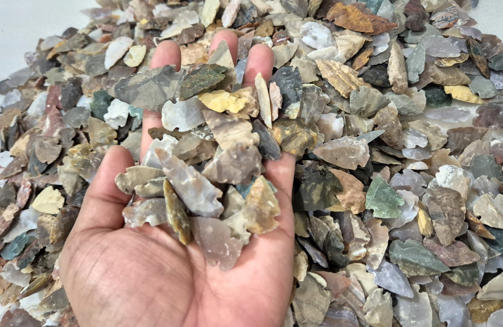 ** 53 Flint ARROWHEAD USA COLLECTION AMAZING COLORS 1"-1.3" Dovetail points **