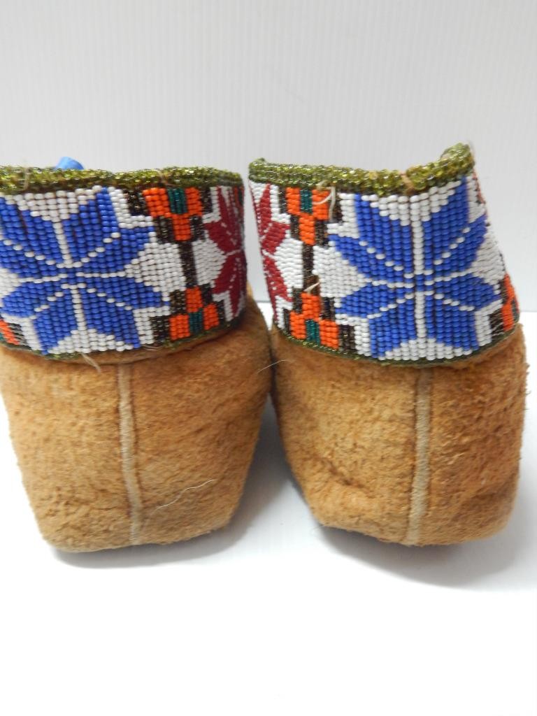 VINTAGE 1930s CREE INDIAN BEADED MOCCASINS ON MOOSE HIDE - MINT - NVR WORN