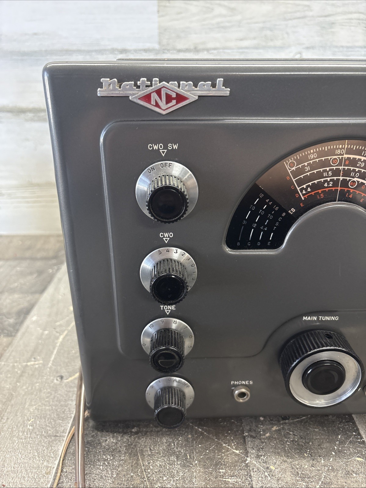 Very Nice National NC-183D Communications Receiver Powers On