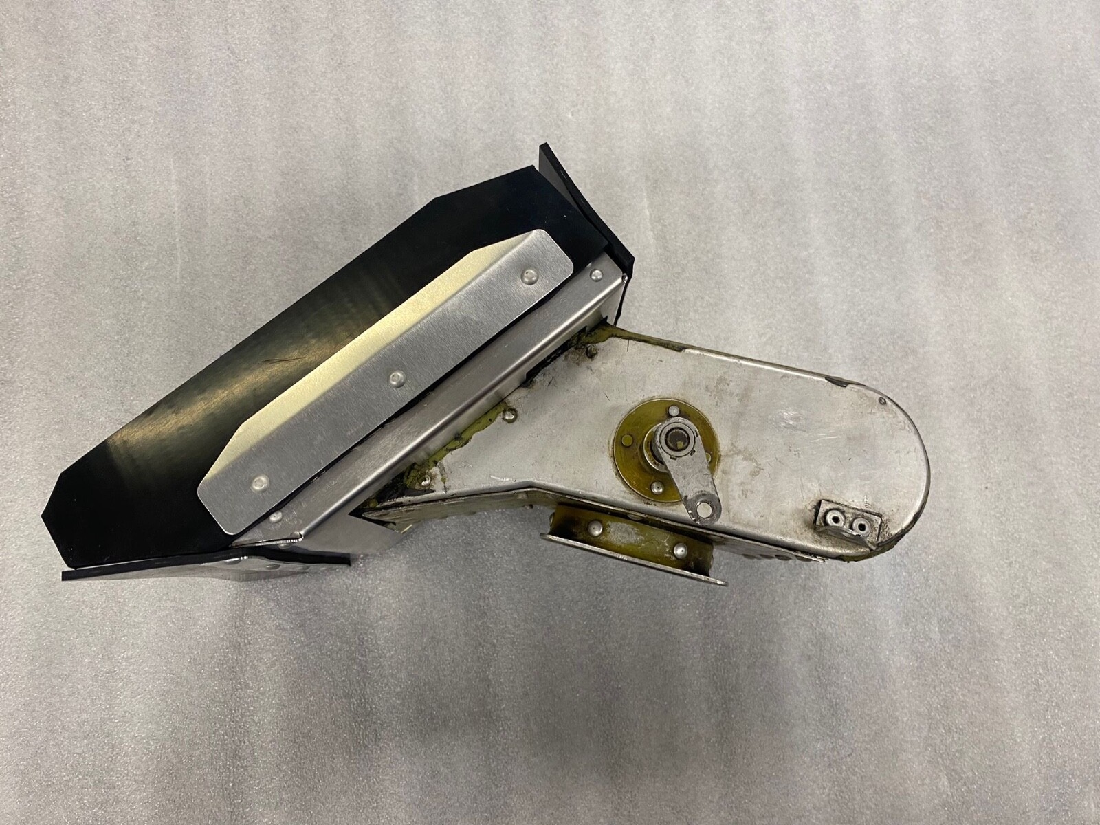 CESSNA 150, 152, 172 AIRFILTER/AIRBOX SHROUD ASSEMBLY HOLDER