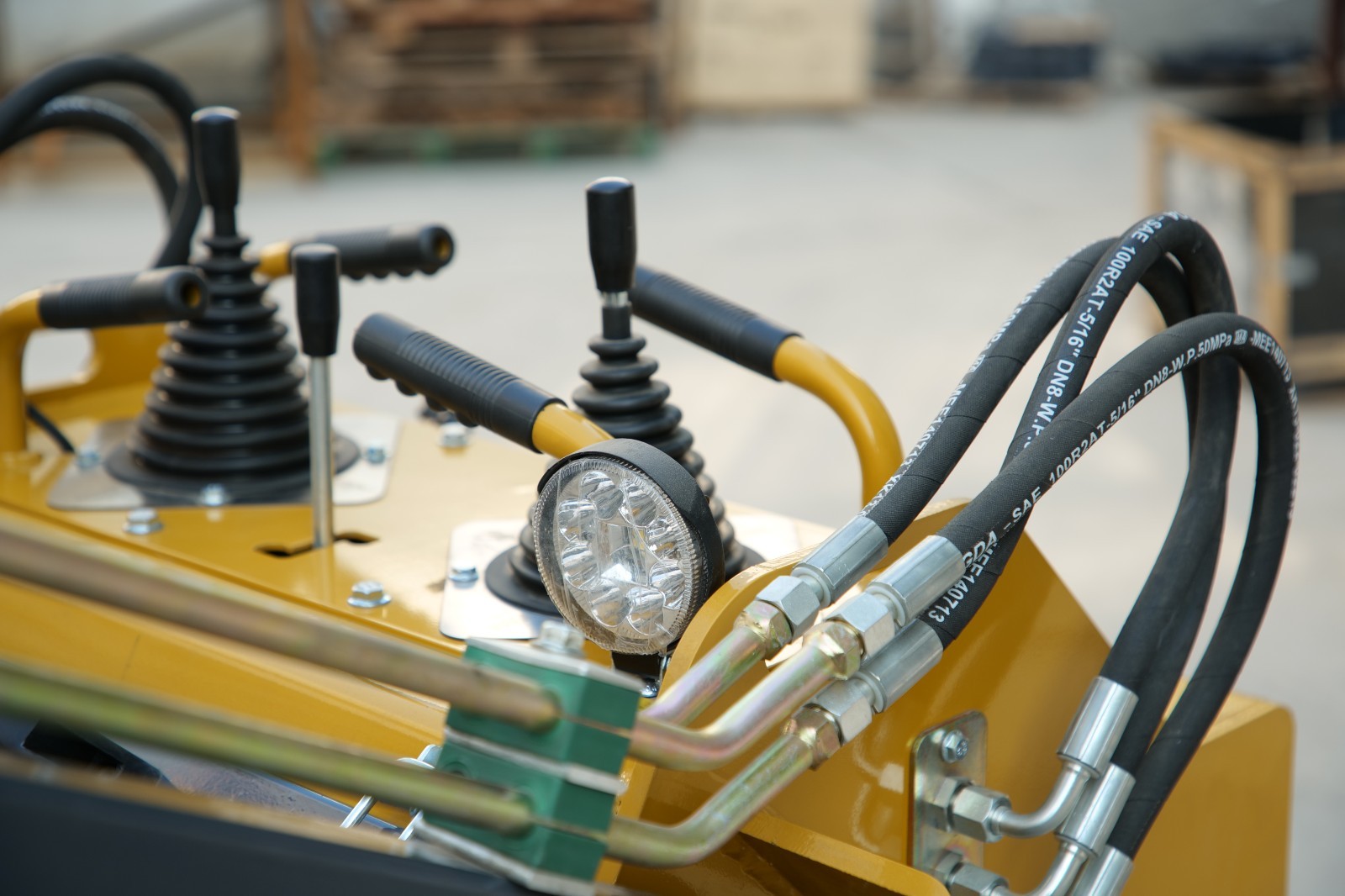 2025 Mini Skid Steer 23HP B&S Loader 3.5mph Speed For Farm EPA Petrol Engine