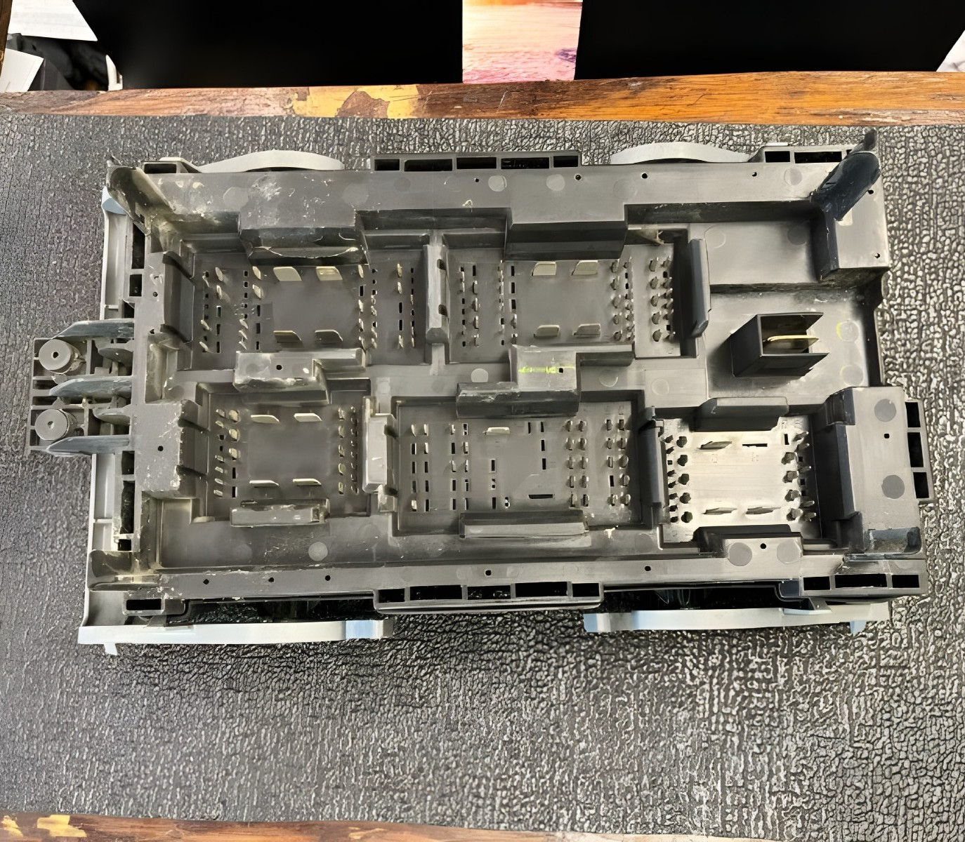 2007-2009 Chevy Silverado 1500 2500 3500 Engine Fuse Box 6.0L OEM