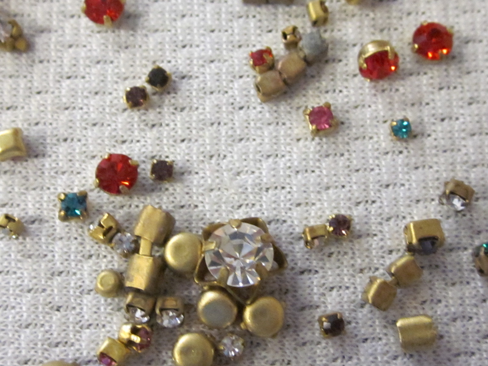 ALL SWAROVSKI SINGLE RHINESTONES IN SETTINGS 50 ROUND CRYSTAL LOT VTG JEWELRY