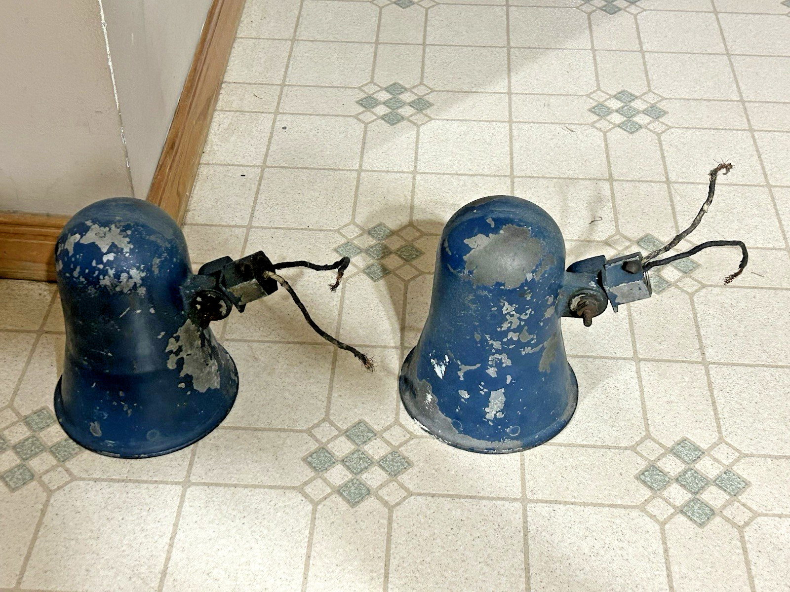 VINTAGE GARAGE SEVICE STATION GAS PUMP LIGHTS OLD VINTAGE PEMCO LIGHTS