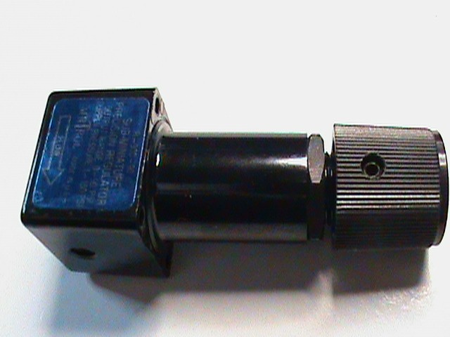 LOT OF 2 NEW AIRTROL R-900-90 SUB-MINIATURE PRECISION REGULATOR