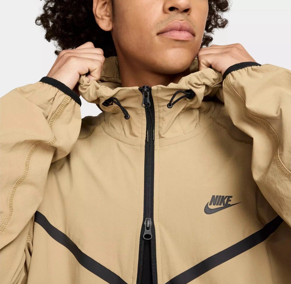 Nike Tech Woven Windrunner Lightweight Jacket Parachute Beige HM7151-297 Size L