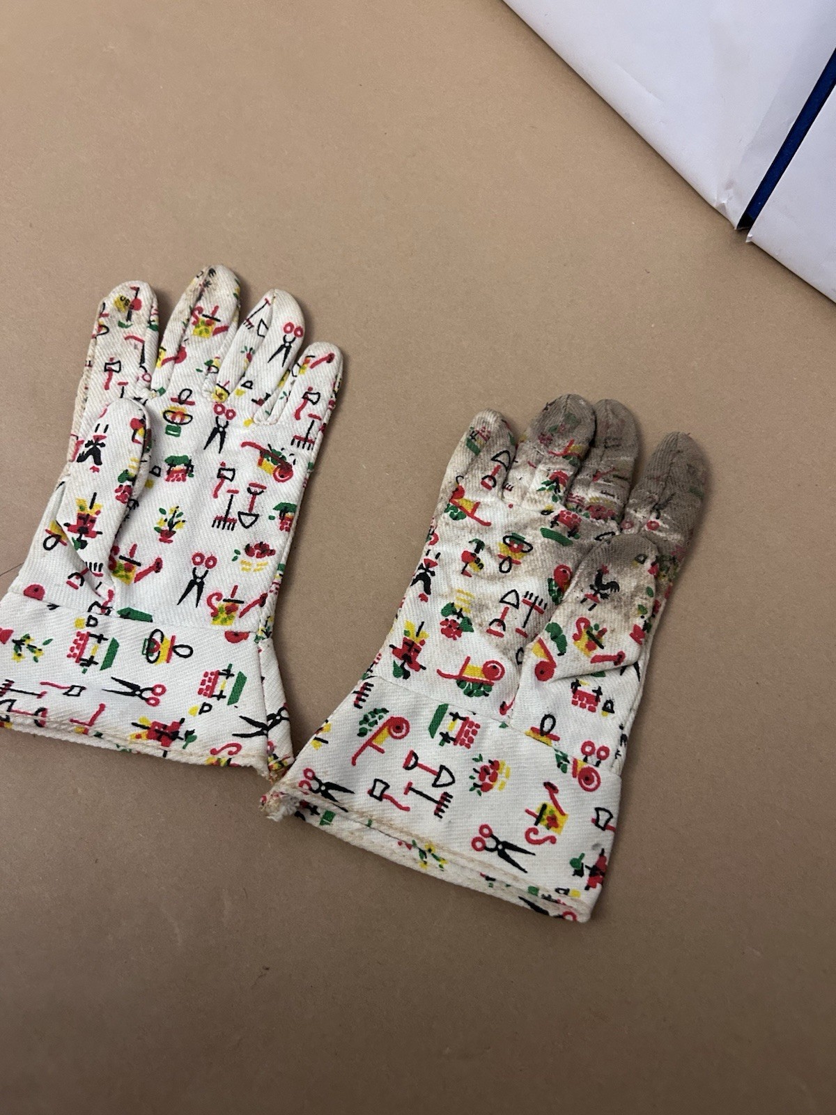 VTG small gardening gloves with design