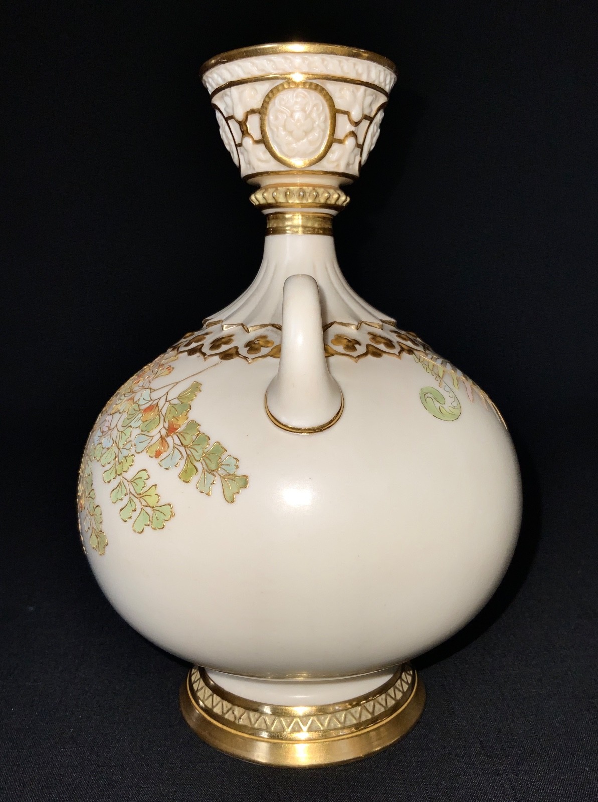 ANTIQUE ROYAL WORCESTER GILT & PAINTED HANDLED VASE C. 1884-1889 #1109 8 7/8"H