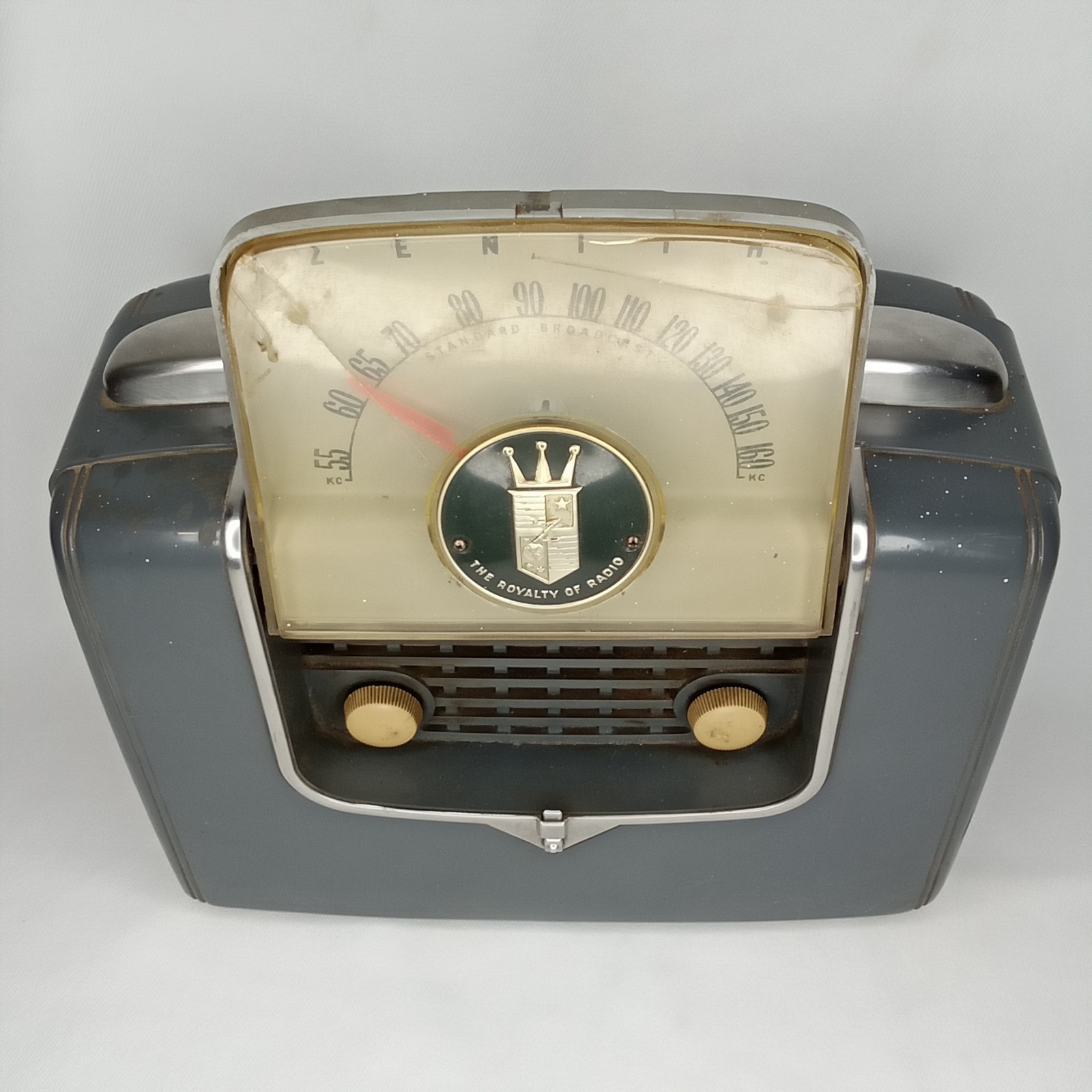 WWII Era Bakelite Portable AM Radio Zenith Tip-Top Holiday Gray 1940s