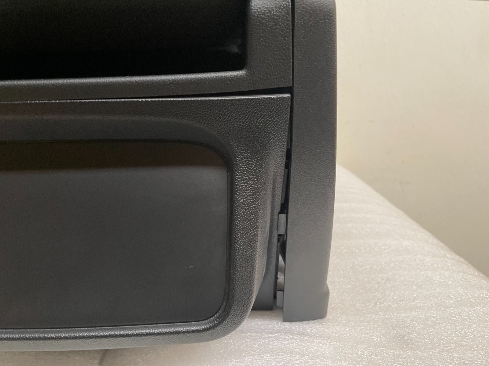 19-23 CHEVROLET TAHOE SILVERADO EBONY CLOTH CENTER JUMP SEAT WITH STORAGE...RARE