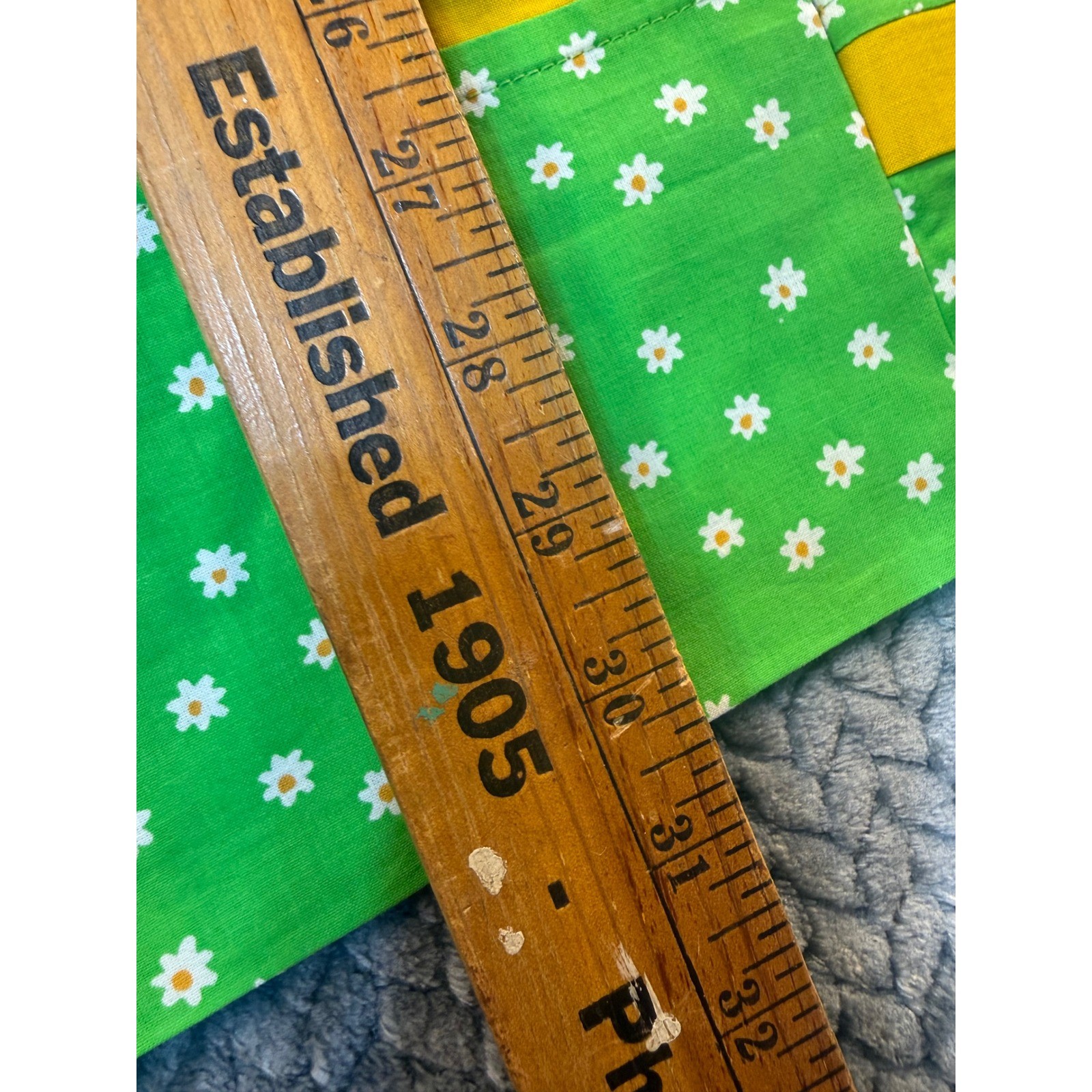 Vintage Set of 4 Handmade Pillow Cases Daisies Bright Green Floral MOD 60s 70s