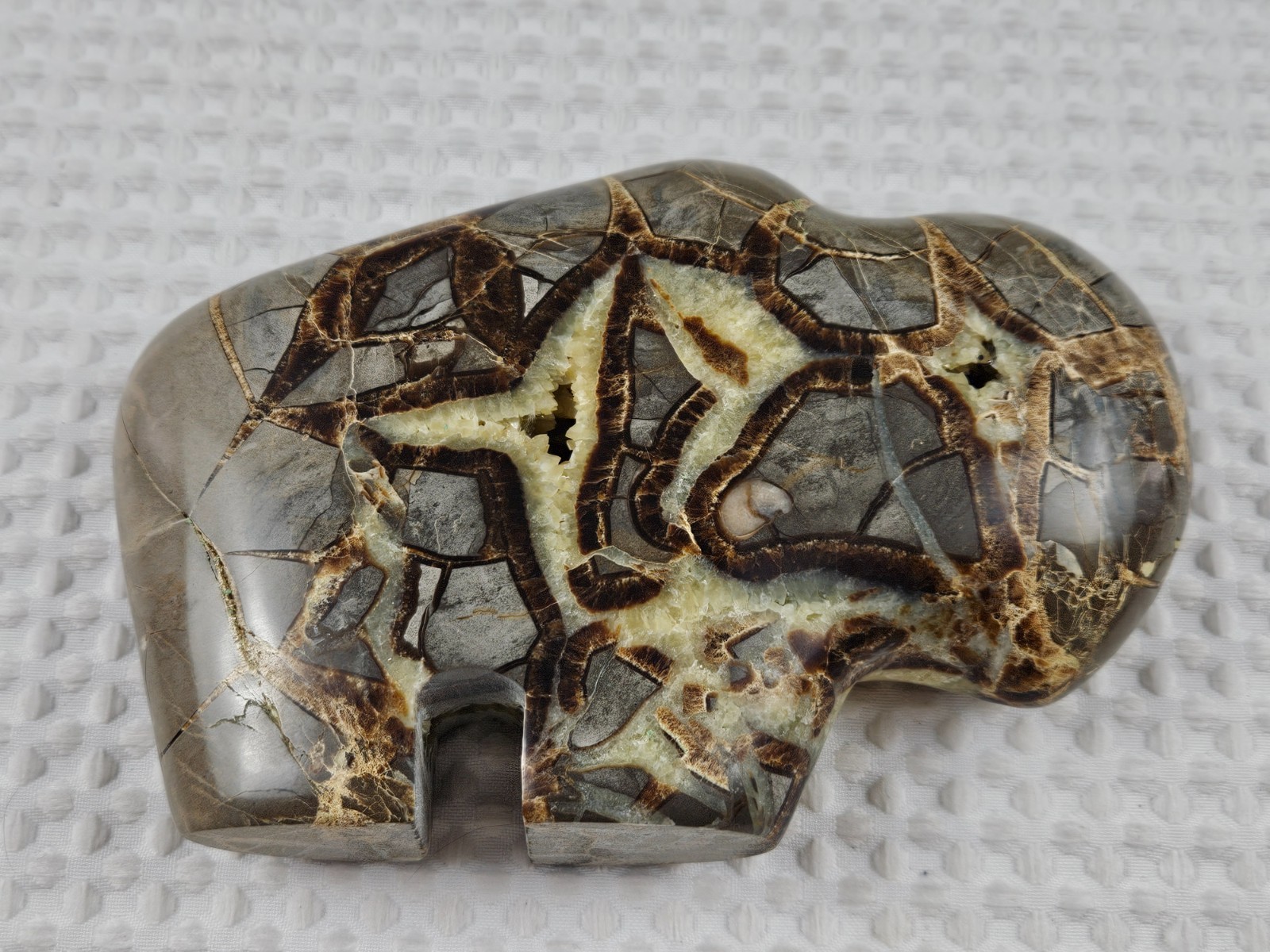 Septarian Nodule Geode Buffalo Bison Carved Natural Stone Crystal Zuni Decor 6"