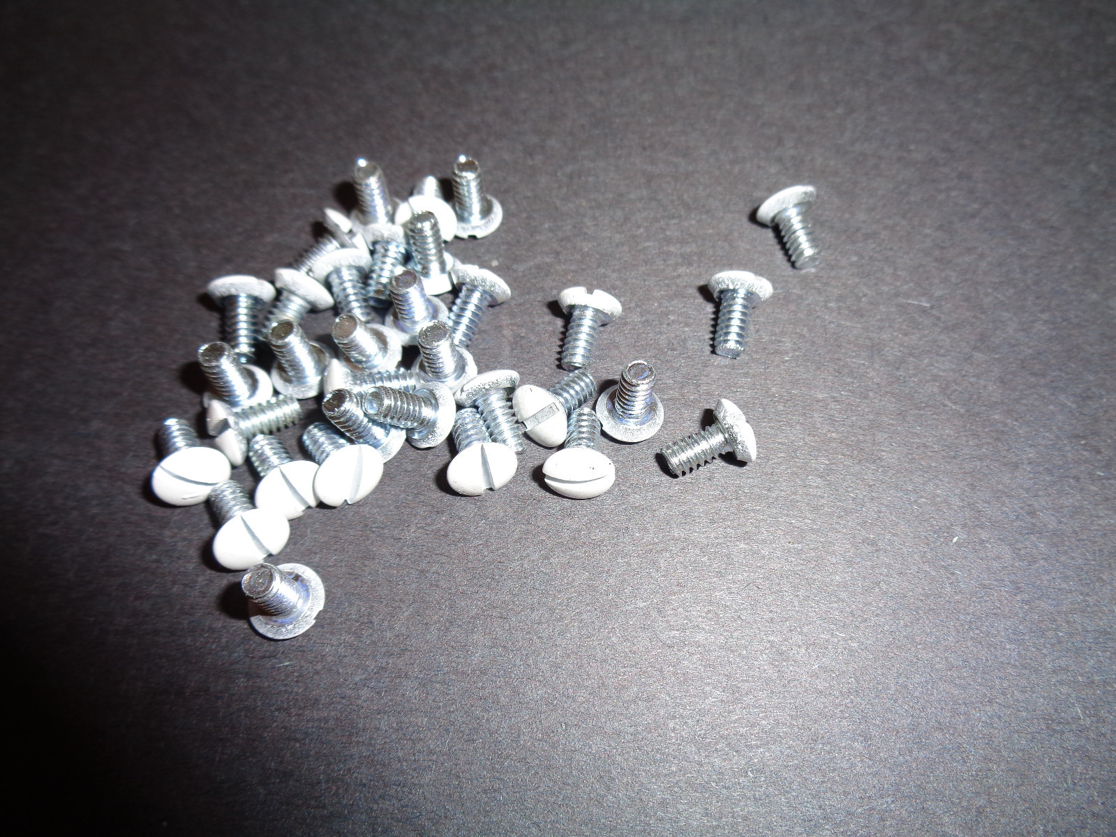 LOT OF 100 SWITCH PLATE COVER SCREWS, WHITE 5/16" LONG NEW MADE IN USA