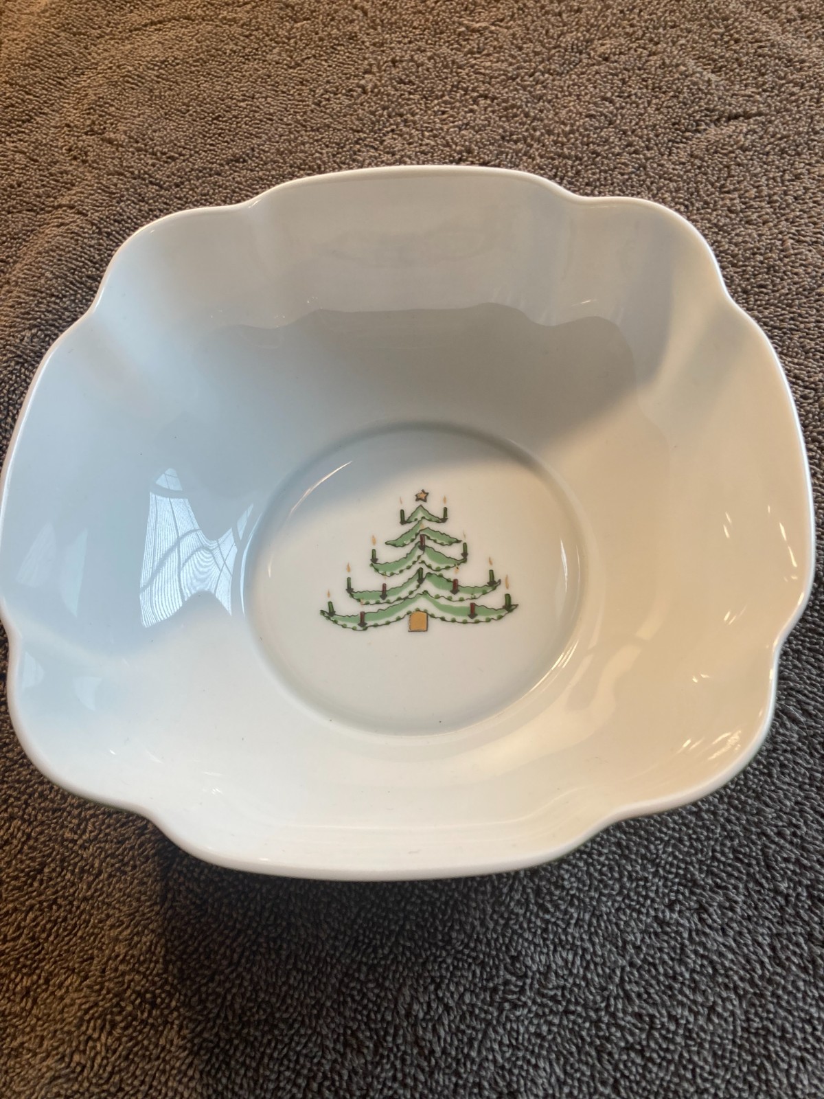 EXCELLENT BERNARDAUD GRENADIERS HAPPY HOLIDAY 6 3/4" LOBED SERVING BOWL