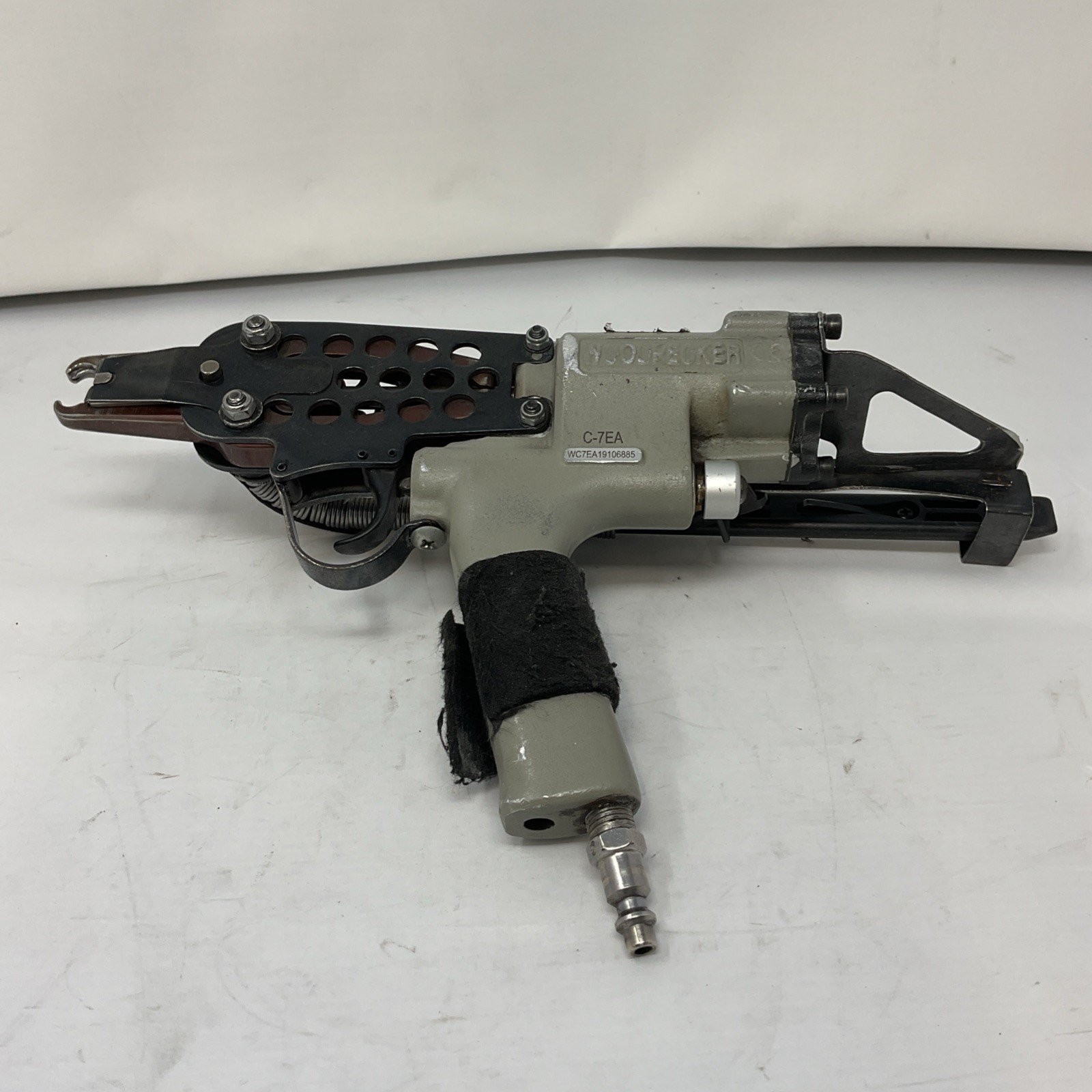 WOODPECKER C-7EA 15 Gauge Pneumatic Hog Ring Gun 3/4-Inch with Slim Long Nose