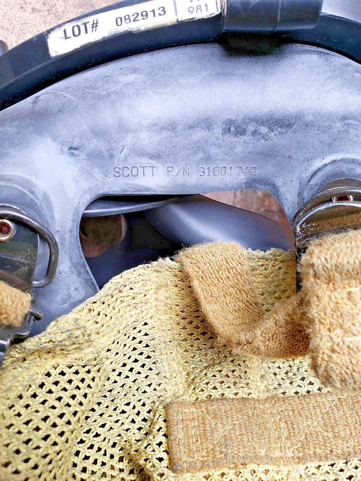 Scott AV-3000 Sureseal 805774-82 Full Face Respirator -Size: MEDIUM