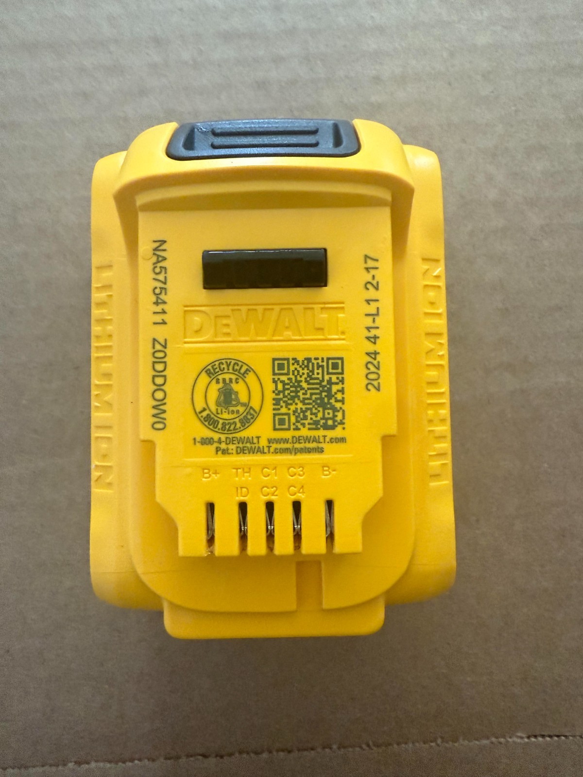 NEW Genuine DEWALT DCB205 20V MAX 20 Volt Li-ion 5.0Ah Battery