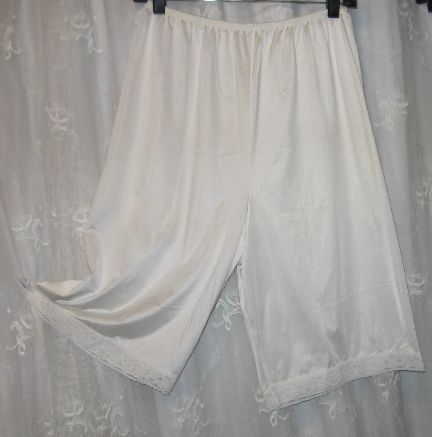 NEW LG VINTAGE VANITY FAIR WHITE LACE TRIM SILKY  24" LONG BLOOMERS PETTIPANTS +