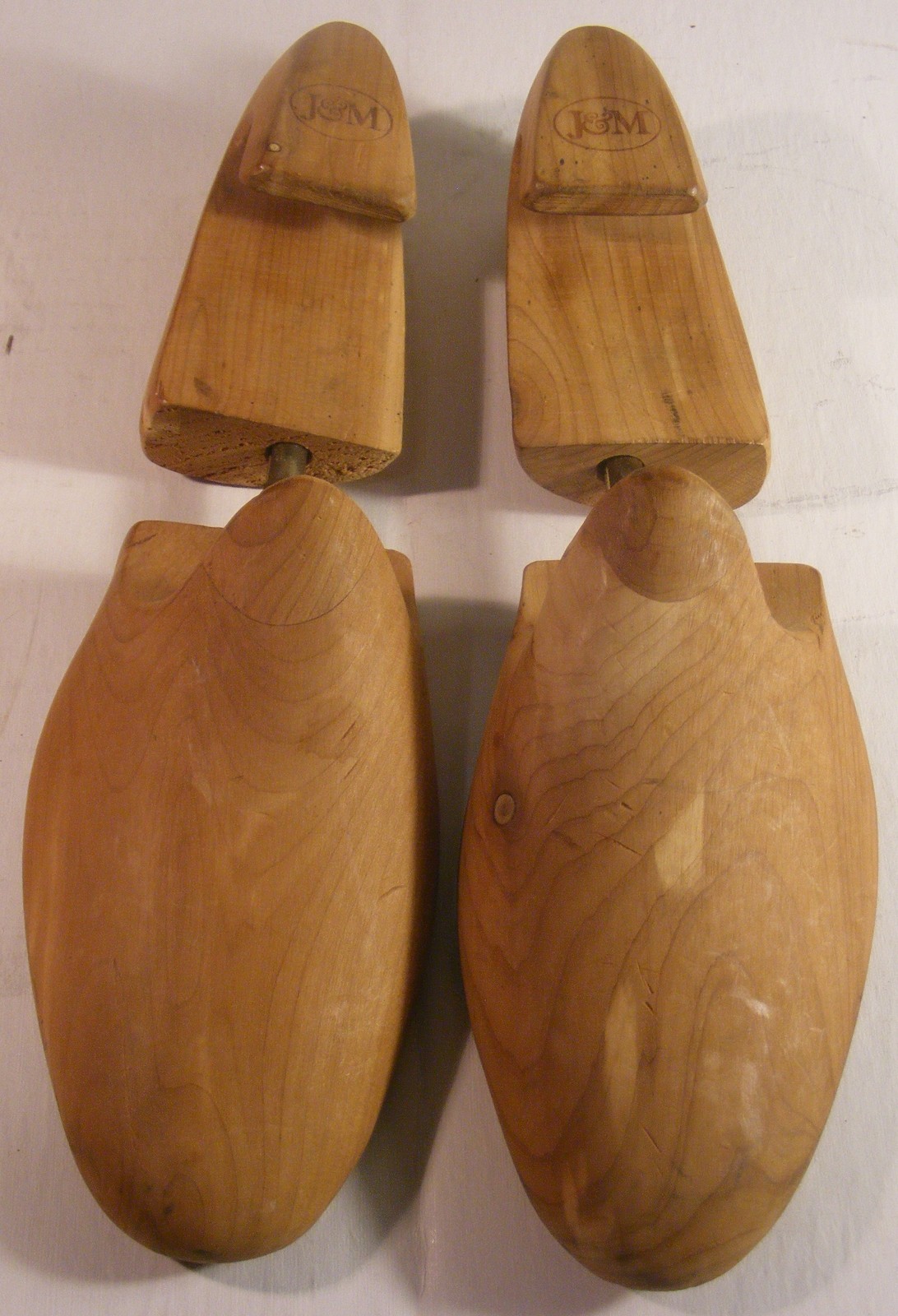 2 PAIRS JOHNSTON & MURPHY SIZE MEDIUM CEDAR SHOE TREES STRETCHERS