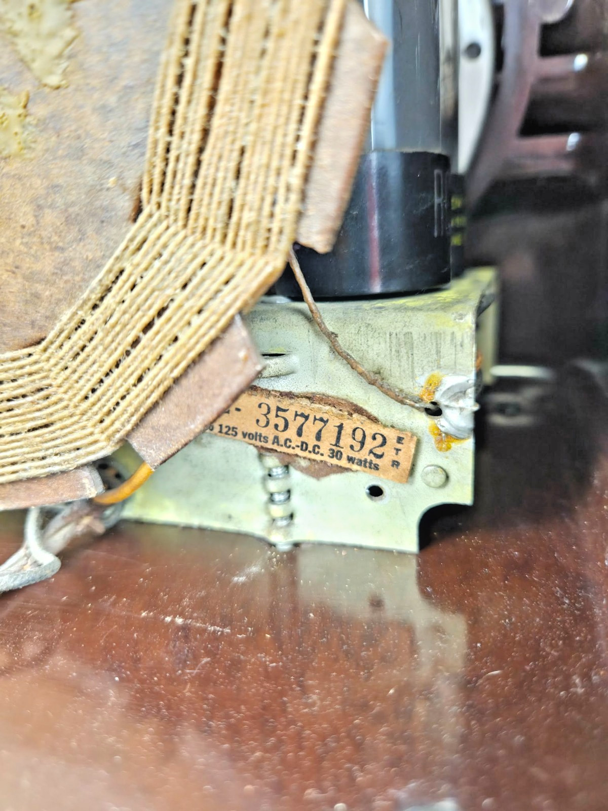 Vintage Emerson Model 330 Bakelite Tube Radio 1939 Art Deco AM Untested