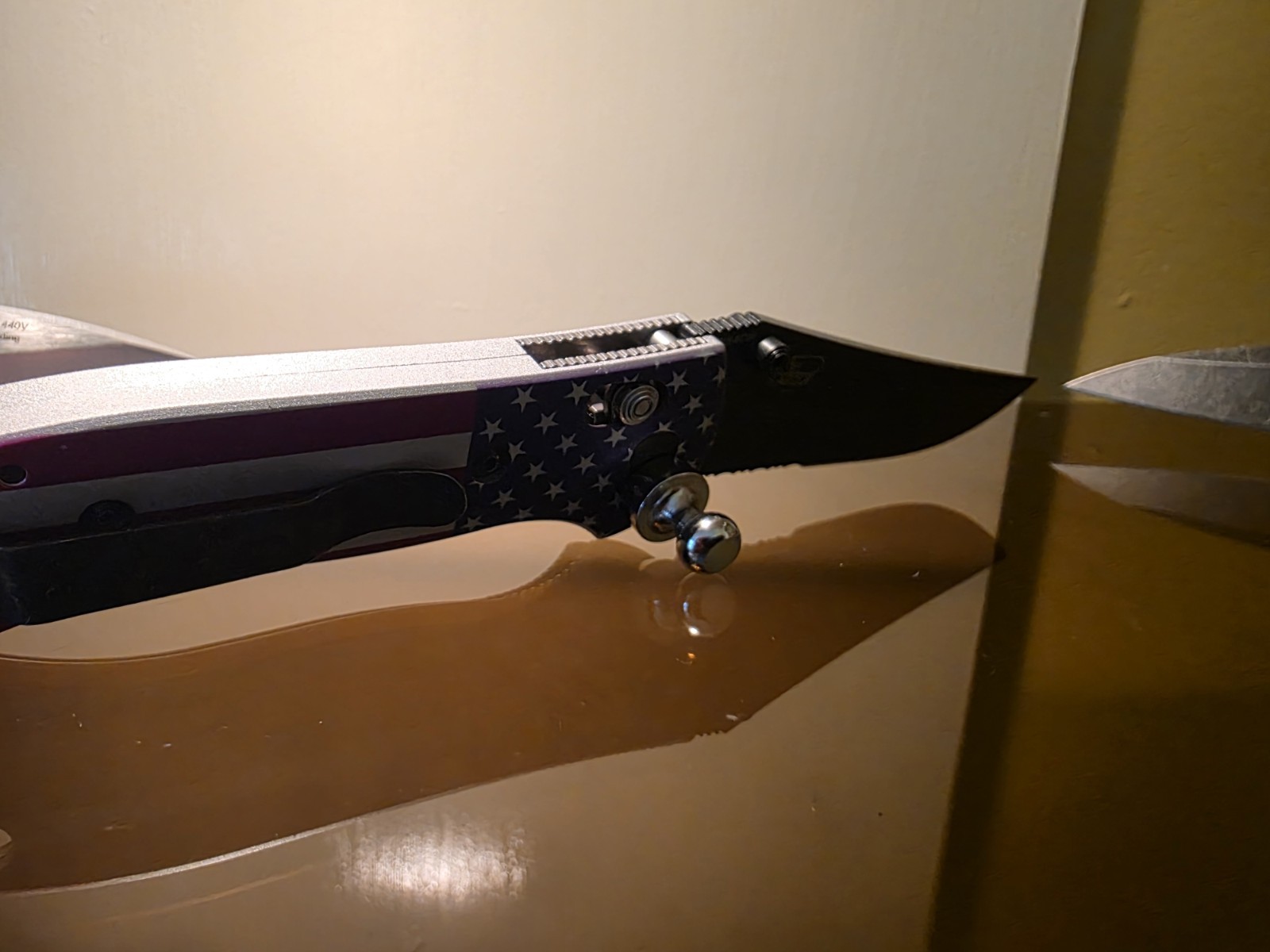 20 Knife Display Stands. It a Magnetic Kickstand for your knives to display them