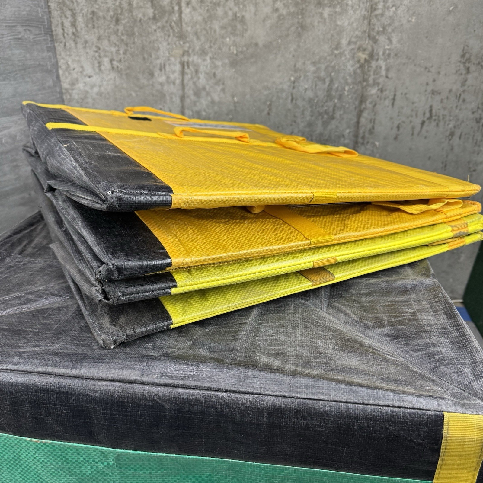 (2) AMAZON COURIER LARGE DELIVERY STORAGE BAGS 28x23x20 *2 TOTE LOTS* BUY BULK!