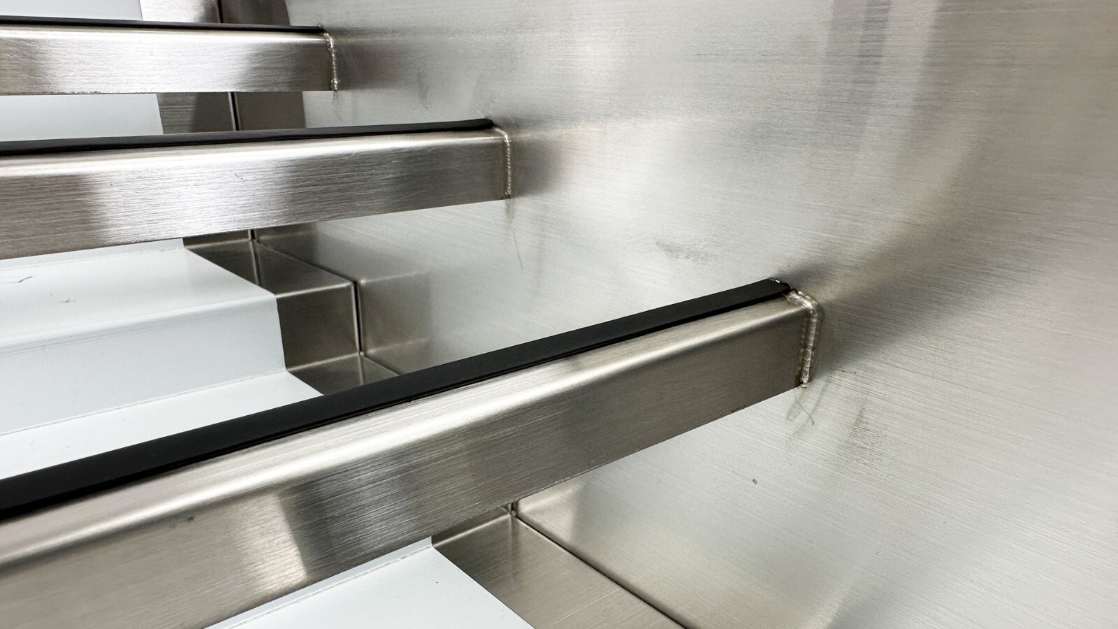 24" W 6 Shelf Liquor Display Rack, Stainless Steel