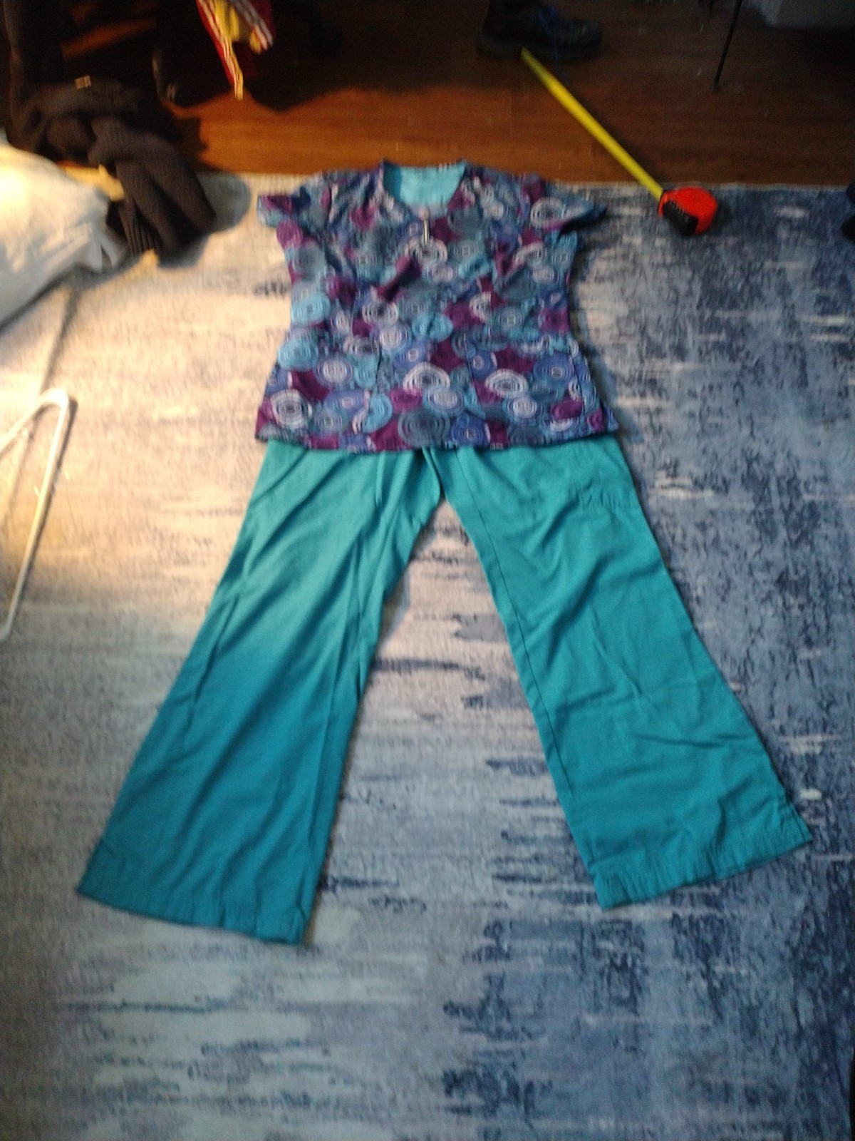SET OF 2SCRUB TOPS AND MATCHING PANTS FOR BOTH IN MED.