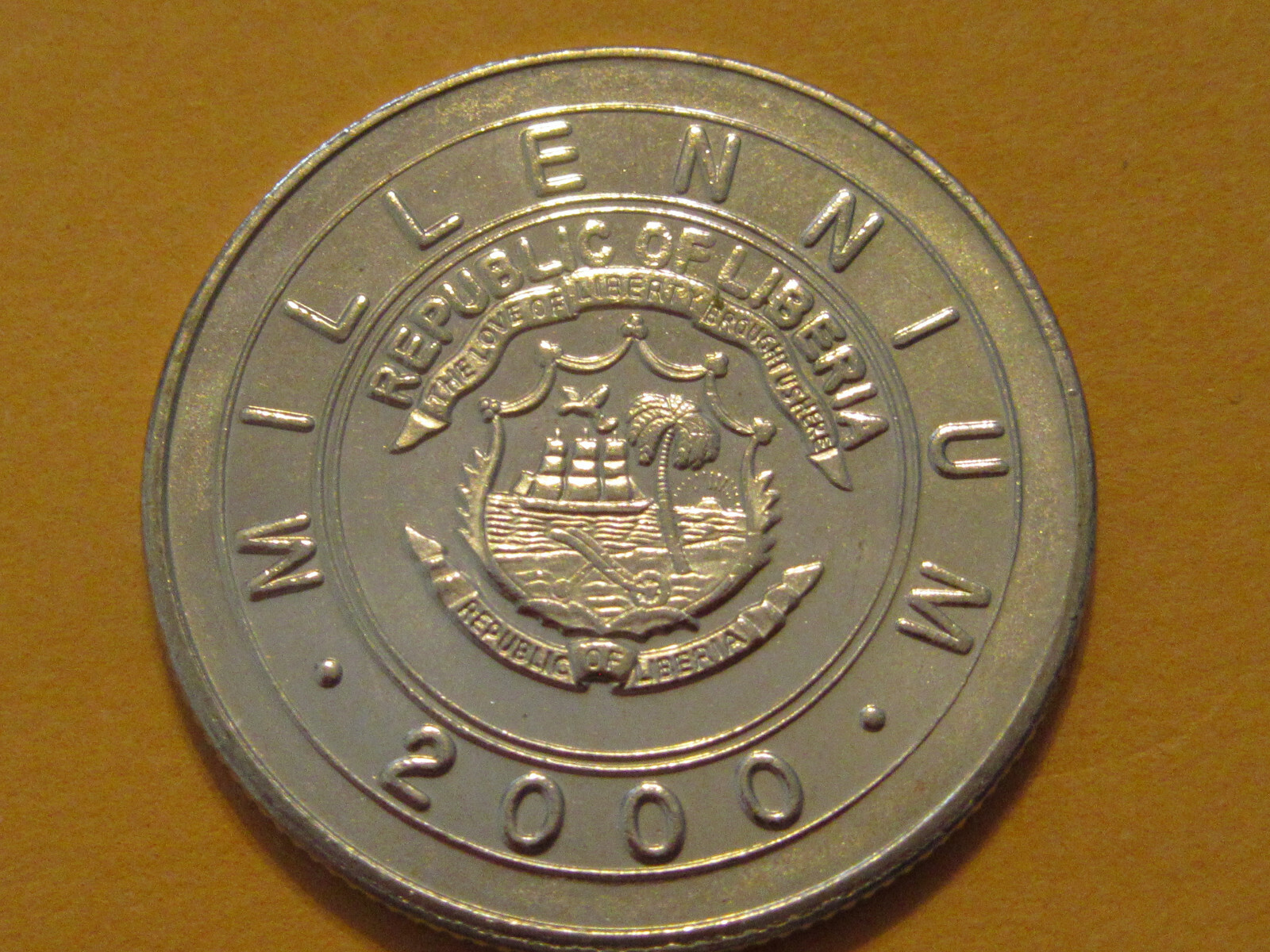 2000 Liberia coin Dollar Year of the Dragon dragon coin unc beauty