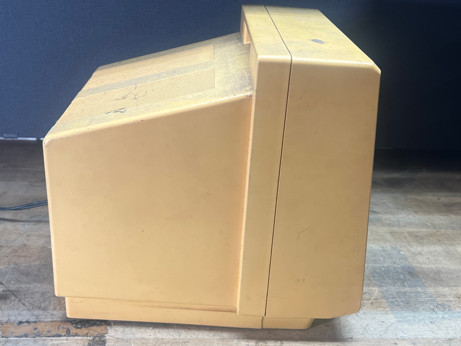 Goldstar MBM-2233 Vintage Monitor for Apple II Atari C64 1984 - 12" screen