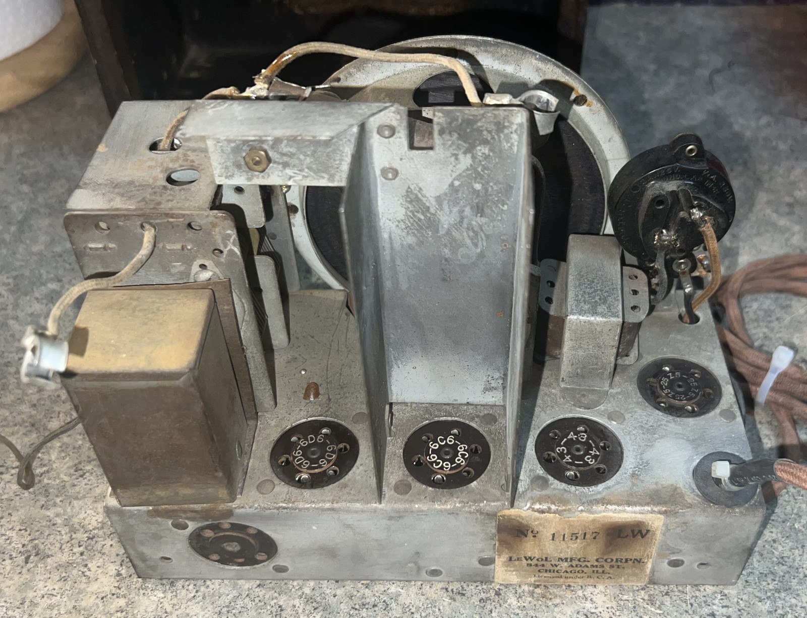 LEWOL Tabletop Broadcast Receiver. Model: "LEVORE" . Rare model. Works great !!