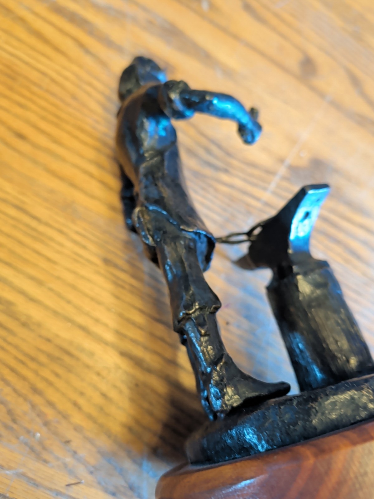 JOHN FRENCH HEAVY BRONZE METAL STATUE FIGURE BLACKSMITH HORSESHOE 1976 RARE VTG