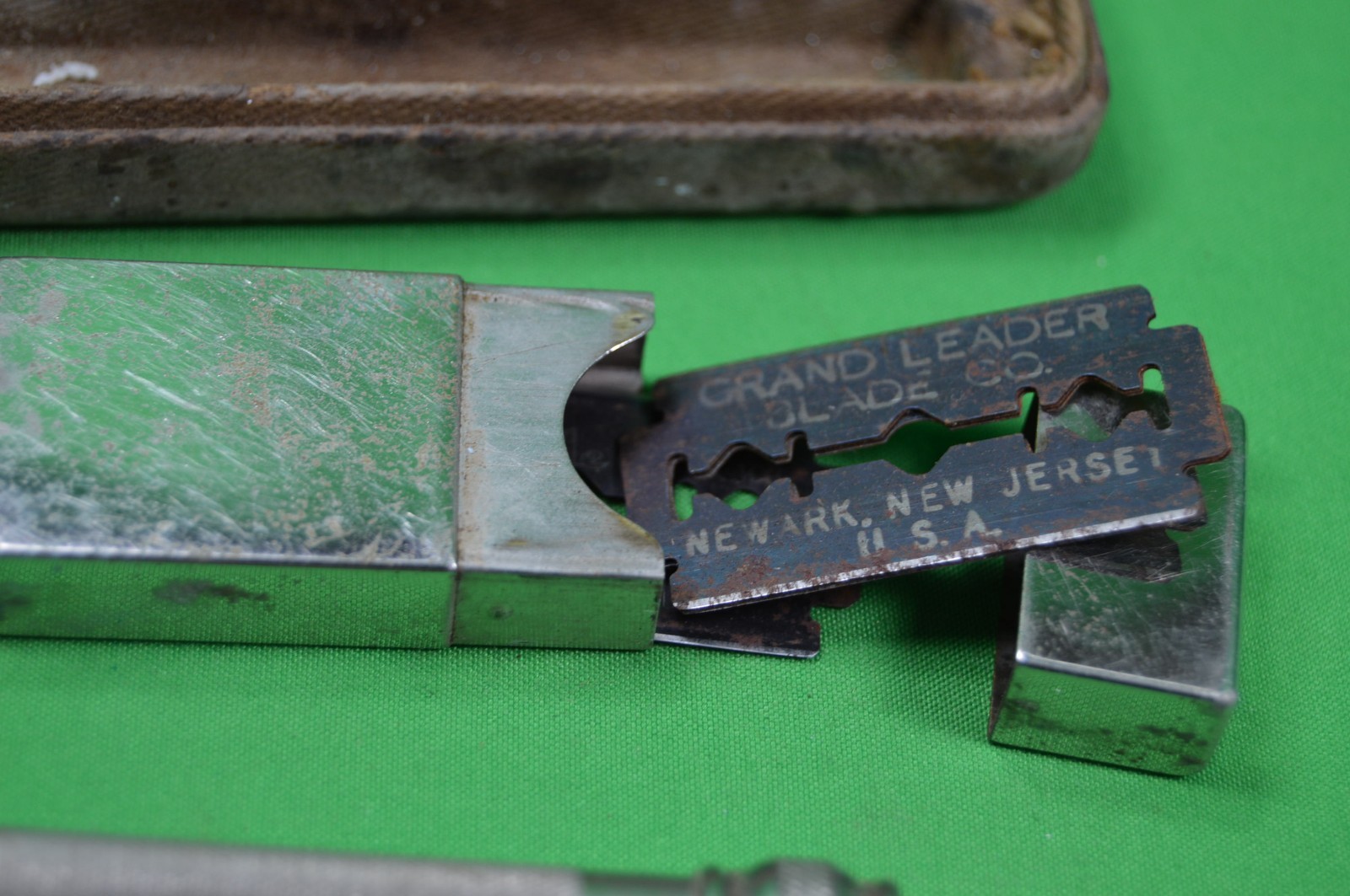 Vintage WWI US Army Issue Gillette Razor Khaki Set In Box W/ Metal Razor Holder