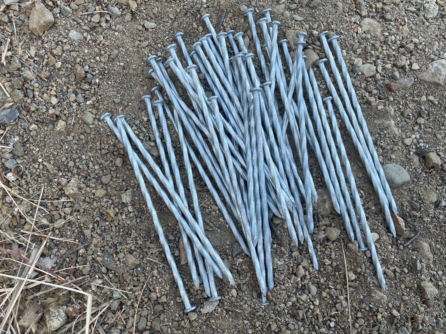 Sandbaggy 6 in. Galvanized Landsacpe Edging Spikes - Spiral Nail - 7 Gauge Steel