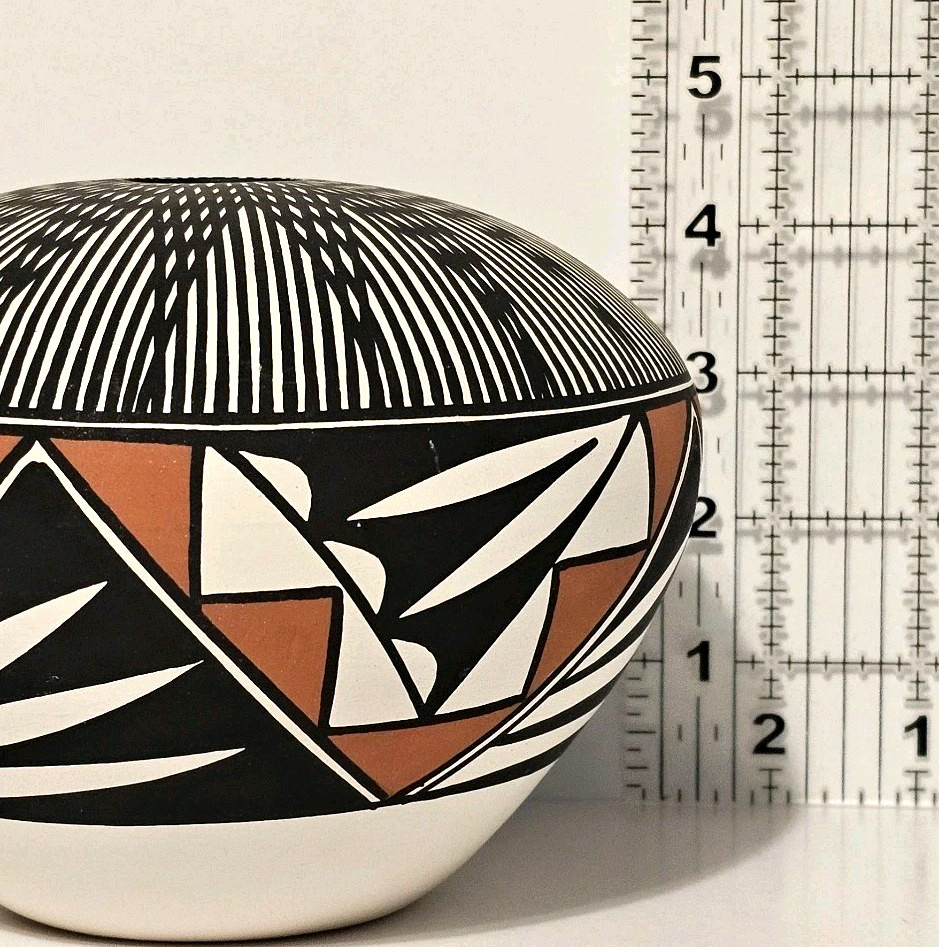 B D (Beverly) Garcia Acoma NM Pottery Line Work Signed 4.5"H & 5.5"W Hand-Coiled