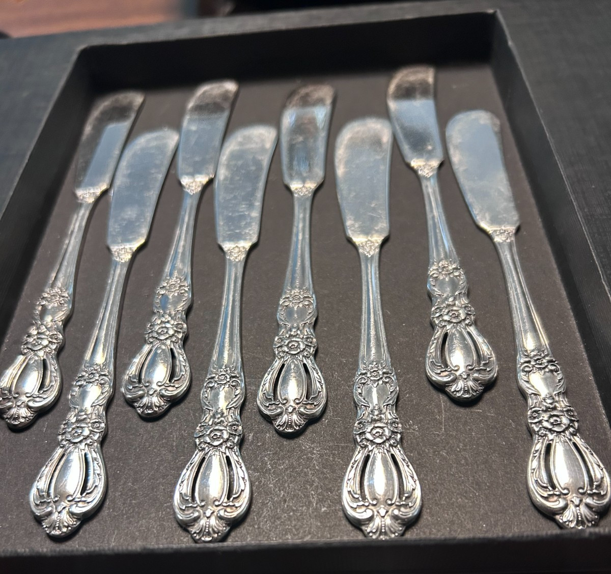 Set of 8 GRAND HERITAGE pattern individual Butter Knives Approx 6" ROGERS BRO