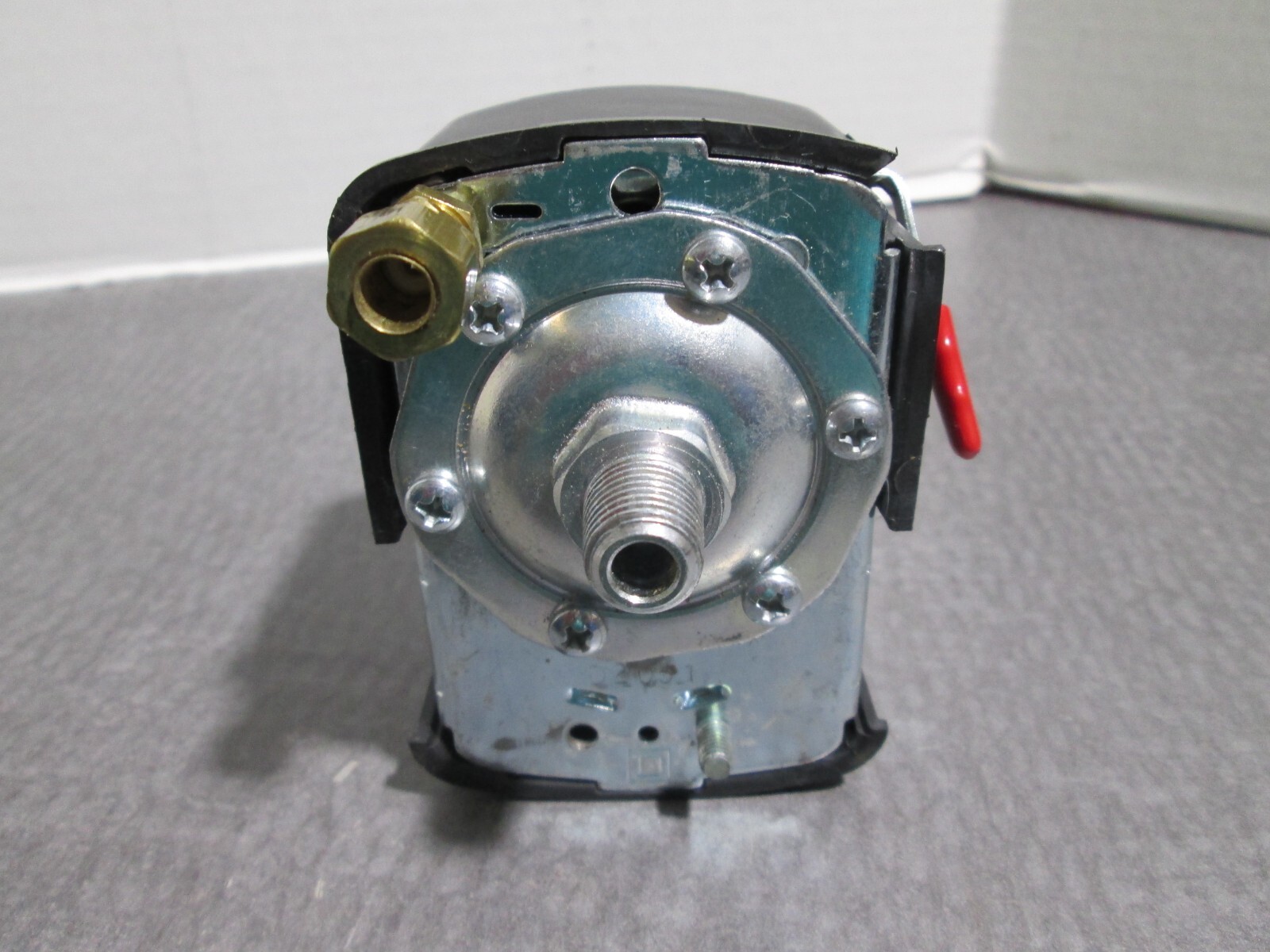 SQUARE D 9013 FHG39M1XZ22 PRESSURE SWITCH W/ ON-OFF LEVER SINGLE PORT NEW