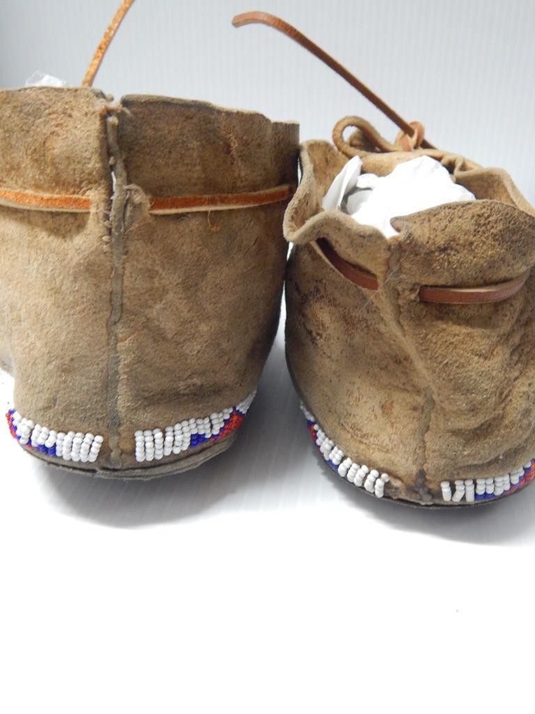 ANTIQUE c.1900-20s MONTANA CROW INDIAN FLORAL BEADED MOCCASINS - xlnt condition